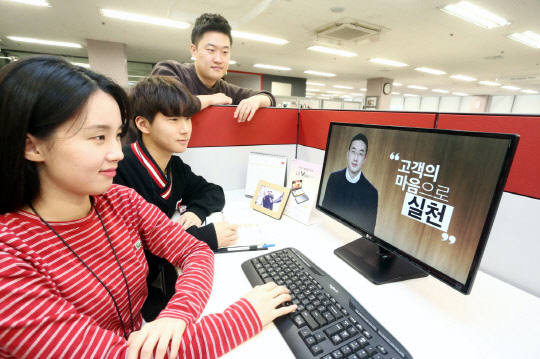 2일 서울 여의도 LG트윈타워에서 직원들이 구광모 LG 대표의 디지털 신년 영상 메시지를 PC로 시청하고 있다. <LG 제공>